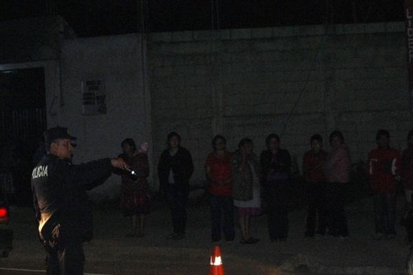 El cadáver de Jacobo García quedó tendido en el kilómetro de la ruta Interamericana, en Chimaltenango. (Foto Prensa Libre: Víctor Chamalé)