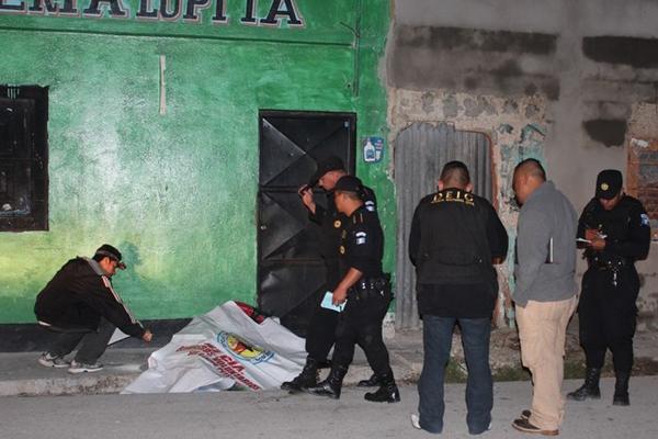 Autoridades encontraron cuatro casquillos calibre 45 mm en el lugar del crimen. (Foto Prensa Libre: Rigoberto Escobar)