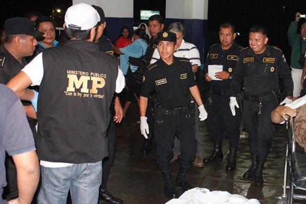 Investigadores trabajan en el Hospital Nacional de Mazatenango, donde permanece el cadáver de José Monterroso. (Foto Prensa Libre: Omar Méndez) <br _mce_bogus="1"/>