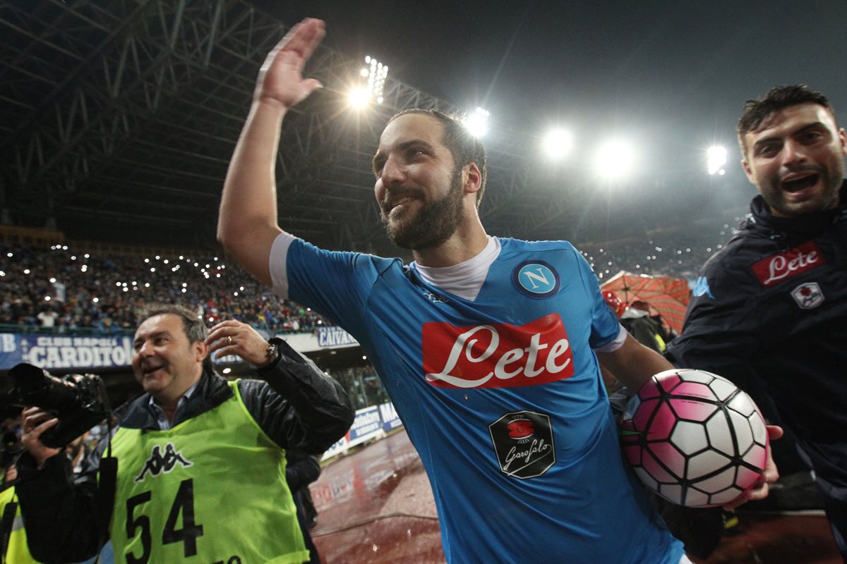 Higuaín sigue haciendo historia en la Serie A, donde una vez lo hizo su compatriota Diego Maradona. (Foto Prensa Libre: AFP)