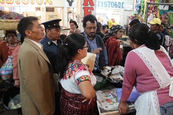 Autoridades de Salud y de la Policía revisan ventas.