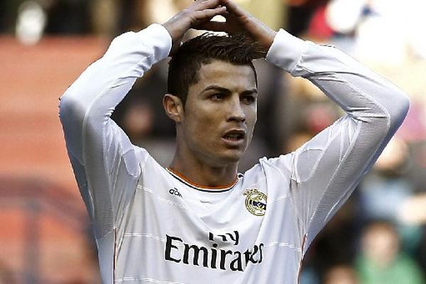 La estrella del Madrid, Cristiano Ronaldo, se lamenta tras perder una ocasión de gol. (Foto Prensa Libre: EFE)