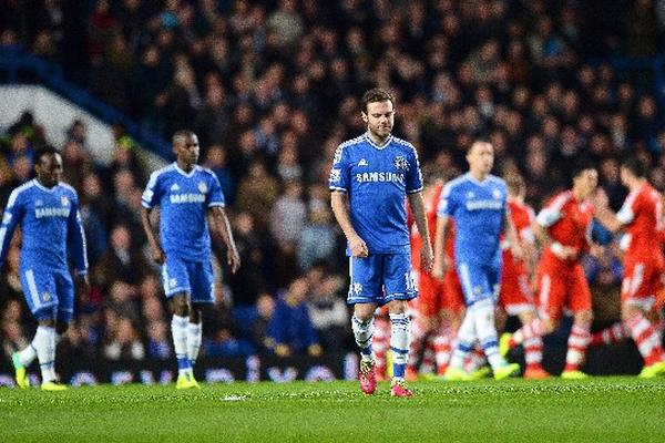 Juan Mata —al centro—, junto con su equipo Chelsea, sigue la estela del Arsenal en la Premier. (Foto Prensa Libre: EFE)