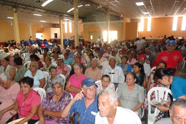 Adultos mayores asisten a convivio en Teculután, Zacapa.