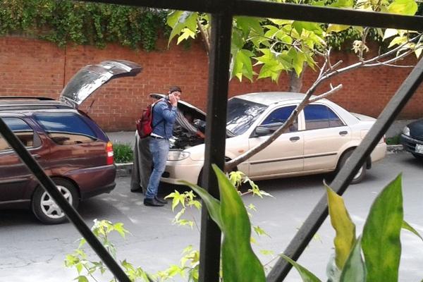 Fotografía muestra cómo dos hombres roban la batería del auto de un estudiante frente al IGA, zona 4.<br _mce_bogus="1"/>