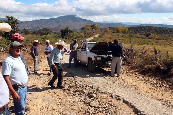 Vecinos de la comunidad Ladinos  Pardos, de Jalapa, en un tramo en mal estado.