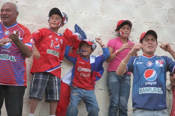 La afición de Xelajú creyó en sus jugadores y celebró un triunfo en el Marquesa de la Ensenada. (Foto Prensa Libre: Aroldo Marroquín)