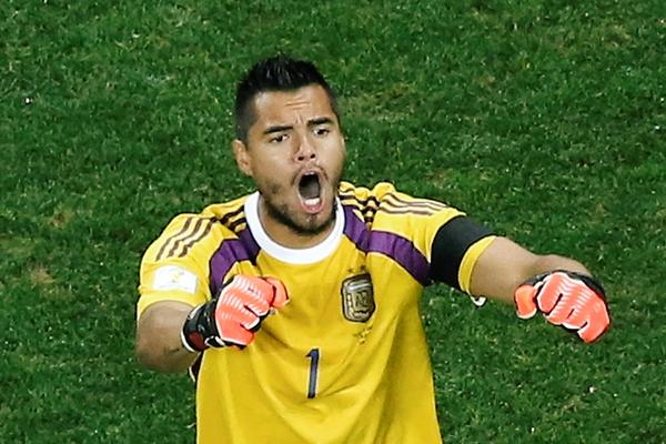 Sergio Romero festeja tras la tanda de penales a favor de Argentina. (Foto Prensa Libre: AP)