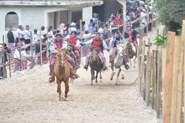 Los  participantes,  durante  la Carrera  de las Ánimas  o Juego   de Gallos, en Todos  Santos.