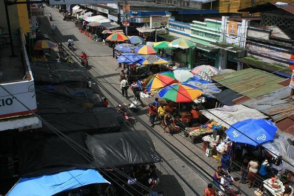 Vecinos señalan que vendedores informales llevan años de estar instalados en la 4a. avenida. (Foto Prensa Libre: Enrique Paredes)