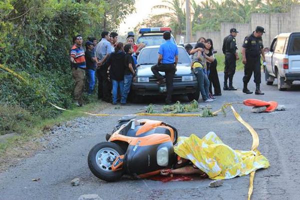 Dos sujetos en motocicleta dieron muerte a un exagente de la Policía Nacional Civil, en un sector de Palin, Escuintla. (Foto Prensa Libre: Carlos Paredes)