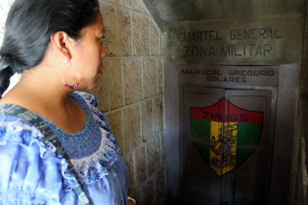 Lolita Chávez recorre edificio donde funcionó la zona militar de Quiché, y ahora es la Gobernación.