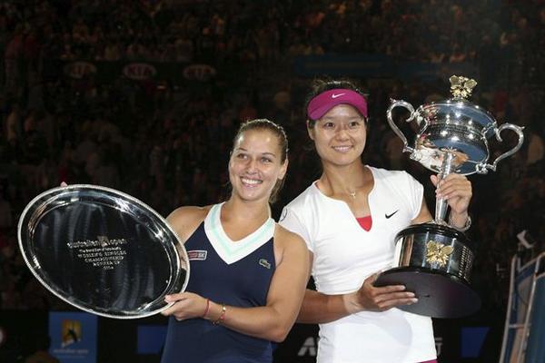 Cibulkova y Li Na posan con sus trofeos en Melbourne. (Foto Prensa Libre: EFE)