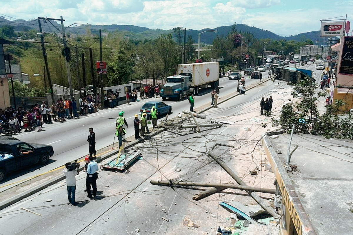 En el trayecto, el tráiler derribó postes de luz y paredes, además obstaculizó dos carriles. (Foto Prensa Libre: Erick Ávila)