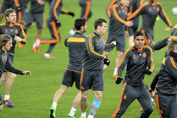 Los 22 jugadores que llevó Ancelotti a Alemania para el juego contra el Schalke se entrenaron en el Veltins Arena. (Foto Prensa Libre: EFE)