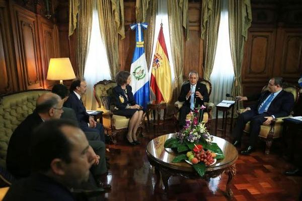 La reina Sofía hizo una visita al presidente Otto Pérez Molina en Casa Presidencial. (Foto Prensa Libre: Scspr)