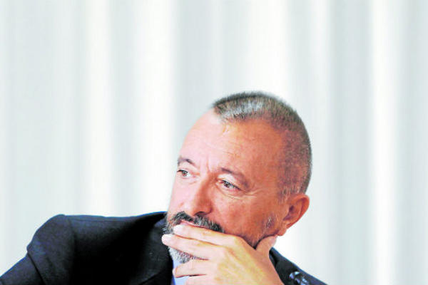 El escritor español Arturo Pérez-Reverte presentó su nueva novela El francotirador paciente. <br _mce_bogus="1"/>