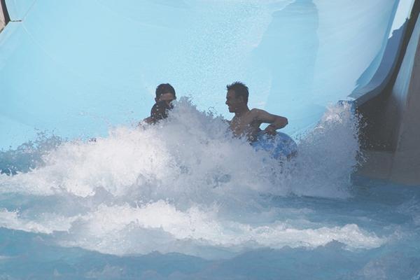 El parque Xocomil fue uno de los más visitados durante este asueto. (Foto Prensa Libre: Jorge Tizol)