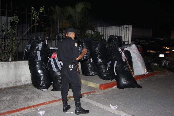 Carlos Armando Morales Soma, fue capturado la mañana del jueves cuando transportaba ropa de contrabando. (Foto Prensa Libre: PNC)