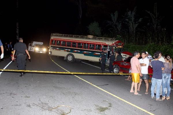 Camioneta empotrada   en  paredón, luego de un atentado contra el piloto,  en San Felipe, Retalhuleu.