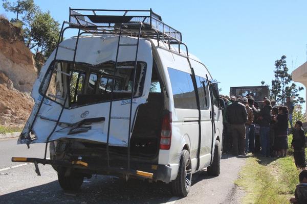 El accidente deja ocho heridos en Sololá. (Foto Prensa Libre: Ángel Julajuj).