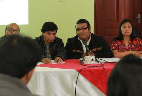 German Curuchiche, Mario Itzep, Angelina Aspuac durante la conferencia de prensa. (Foto Prensa Libre: Estuardo Paredes)