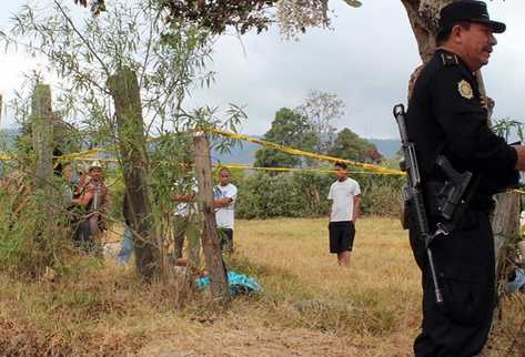 Curiosos observan el cadáver de Alba Idalia López Nájera, quien se suicidó en San Pedro Pinula. (Foto Prensa Libre: Hugo Oliva).