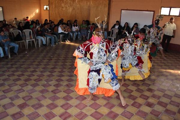 Un grupo de estudiantes presenta el baile de los moros, en el acto de graduación  de primaria, básicos y diversificado.