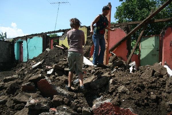 Promontorios de material, en  una calle de Cuilapa, Santa Rosa.