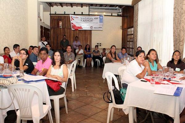 Participantes en presentación de proyecto contra discriminación de portadores del VIH. (Foto Prensa Libre: Rolando Miranda)