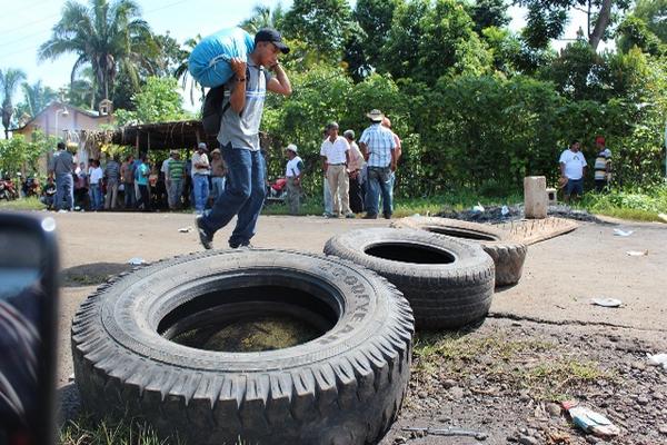 Barricadas que colocaron los manifestantes en el camino hacia el Centro Uno La Máquina. (Foto Prensa Libre: Danilo López)<br _mce_bogus="1"/>