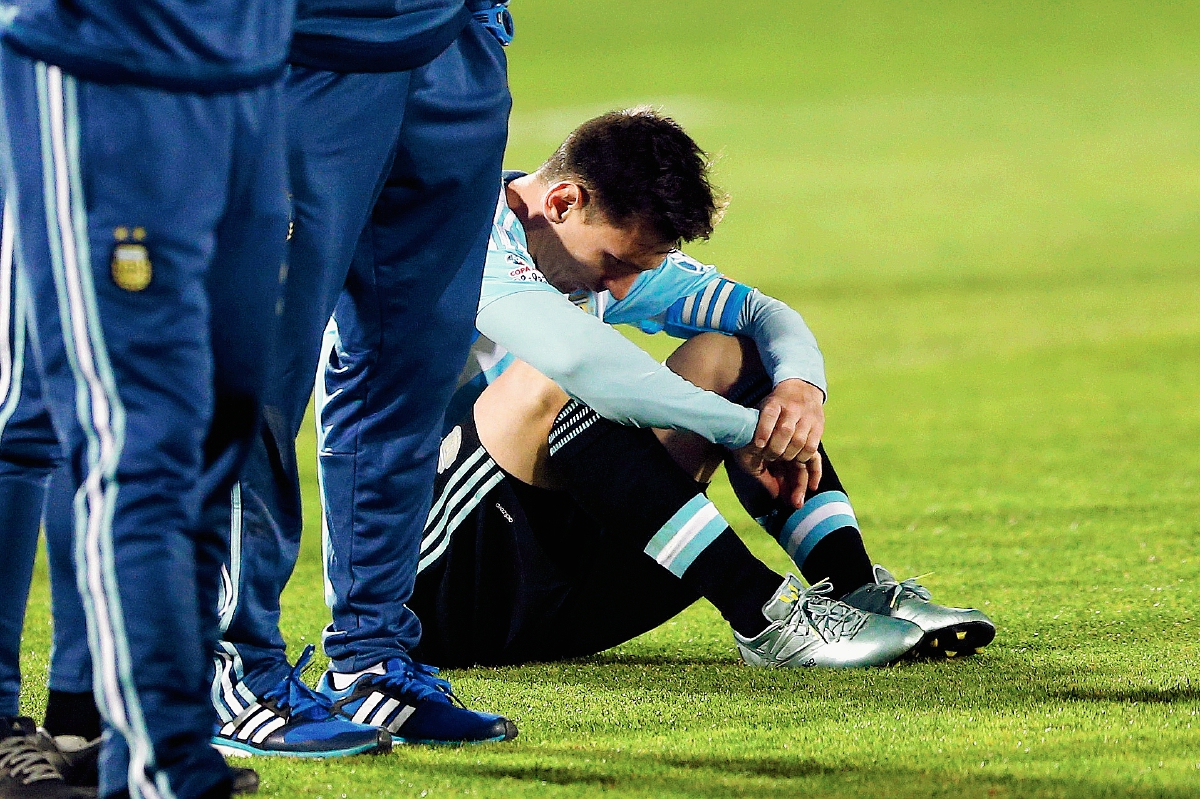 Sobre Leo Messi cae toda la carga de la falla de Argentina en la Copa América. Algunos señalan de cruel esta actitud. (Foto Prensa Libre: AP)