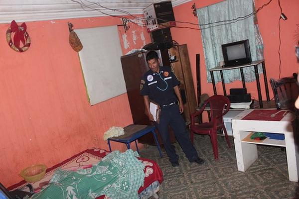 Un hombre de 21 años se ahorcó en su cuarto, tras recibir una llamada que le cobraban una deuda de Q700. (Foto Prensa Libre: Víctor Chamalé)<br _mce_bogus="1"/>