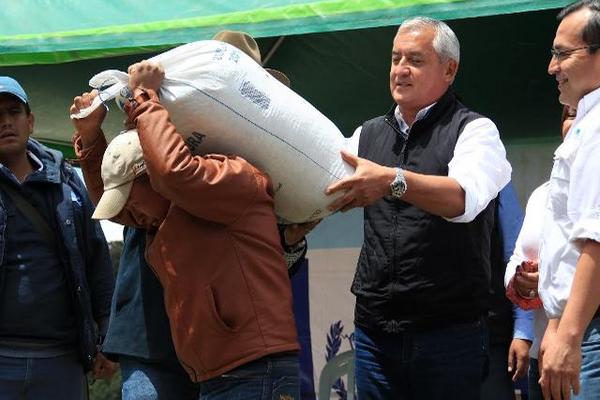 El mandatario hizo entrega de más de 18 mil sacos de fertilizante a pobladores de Chiantla, en Huehuetenango.(Foto Prensa Libre: Mike Castillo)<br _mce_bogus="1"/>