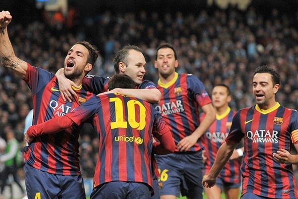 Lionel Messi celebra con sus compañeros el primer gol del Barsa contra el City. (Foto Prensa Libre: AFP)