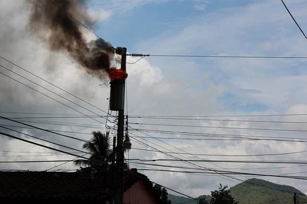 Transformador se incendia en Chiquimula. (Foto Prensa Libre: Edwin Paxtor)<br _mce_bogus="1"/>