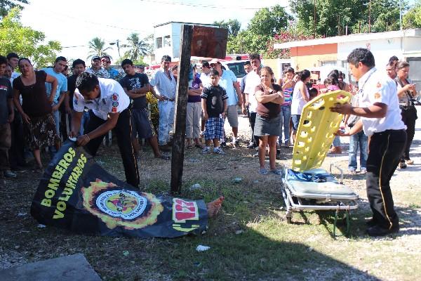 Socorrista cubre el cuerpo de la víctima.