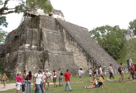 Templo II o Las Máscaras, en el parque nacional Tikal. (Foto Prensa Libre: Archivo)