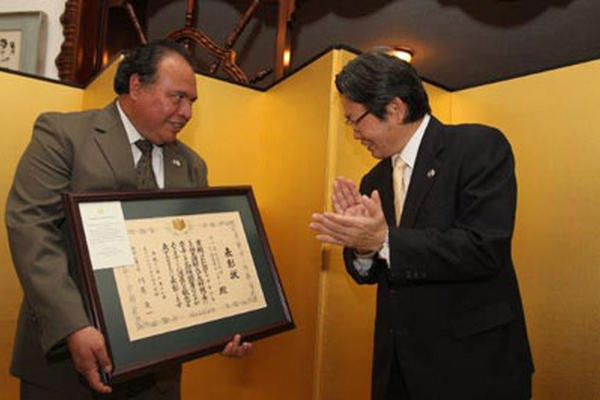 José Calderón, director de  Calusac, y   Eiichi Kawahara, embajador de Japón en Guatemala. (Foto Prensa Libre: Edwin Castro)