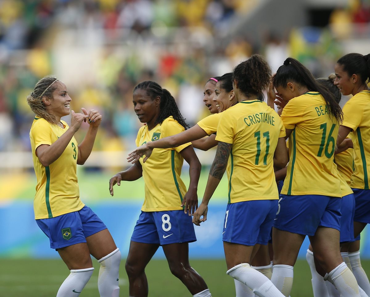 Las jugadoras brasileñas festejan después de anotar el primer gol contra China. (Foto Prensa Libre: EFE).