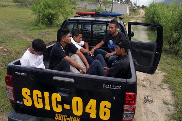 Autoridades trasladan en un autopatrulla a cinco de los supuestos sicarios capturados en Jalapa. (Foto Prensa Libre: Hugo Oliva) <br _mce_bogus="1"/>