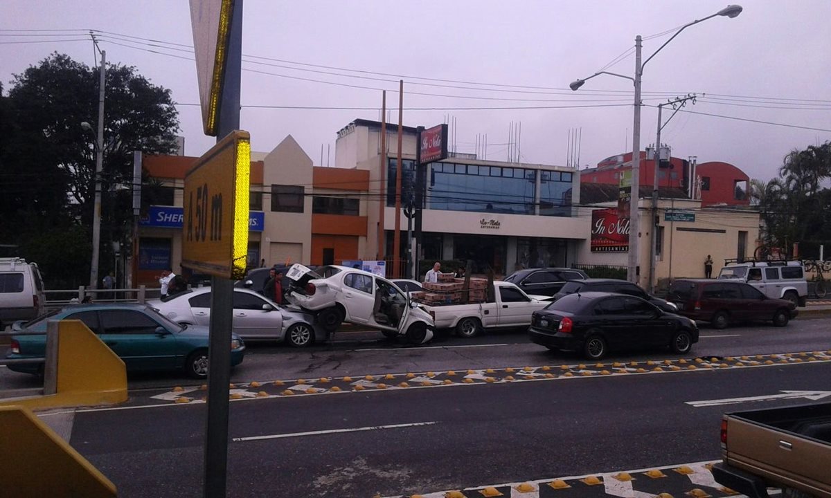 Cinco vehículos particulares chocaron en el bulevar Los Próceres y 19 calle de la zona 10. Hasta el momento se ignora qué motivó el hecho. 