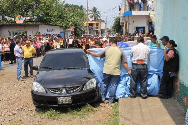 Dentro de vehículo quedó el cadáver de Carlos Vásquez, en Santa Lucía Cotzumalguapa, Escuintla.