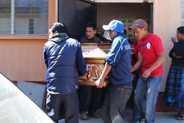 Trasladan el cadáver de una mujer que fue localizada en el interior de una vivienda, en San Francisco El Alto, Totonicapán. (Foto Prensa Libre: Edgar Domínguez)<br _mce_bogus="1"/>