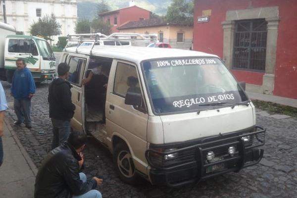 Un grupo de usuarios de moviliza en microbús, debido al paro de transporte extraurbano, en Antigua Guatemala. (Foto Prensa Libre: Miguel López)<br _mce_bogus="1"/>