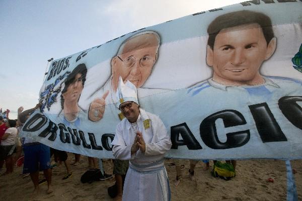 Hinchas argentinos muestran una bandera de el Papa Francisco junto a Messi y Maradona. (Foto Prensa Libre: AP)