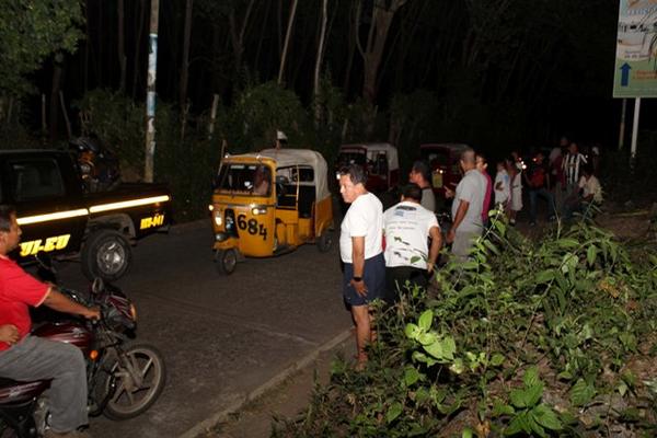 Agentes de la  PNC llevaron a cabo un operativo para dar con los presuntos responsables. (Foto Prensa Libre: Rolando Miranda)