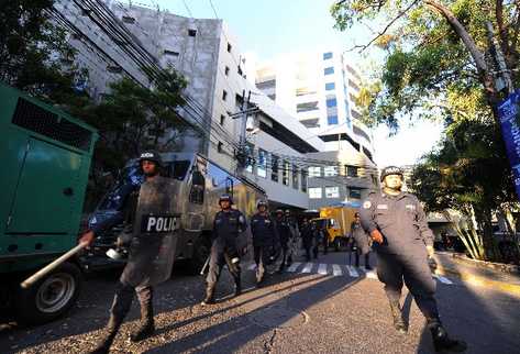 agentes de la policía hondureña custodian  calles de Tegucigalpa aledañas al hotel, donde representantes del Istmo y la Unión Europea  firmarán el acuerdo.