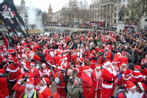 Miles de Santas se congregan en Nueva York para el SantaCon. (Foto Prensa Libre: Tomada de SantaCon.info)<br _mce_bogus="1"/>