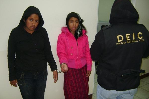 Las dos mujeres sindicadas de haber secuestrado a un hombre en Cantel. (Foto Prensa Libre: Carlos Ventura)   <br _mce_bogus="1"/>